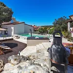 Apartament Lovely In With Swimming Pool