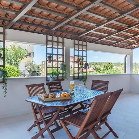 Apartament Beautiful In With Wifi Pula